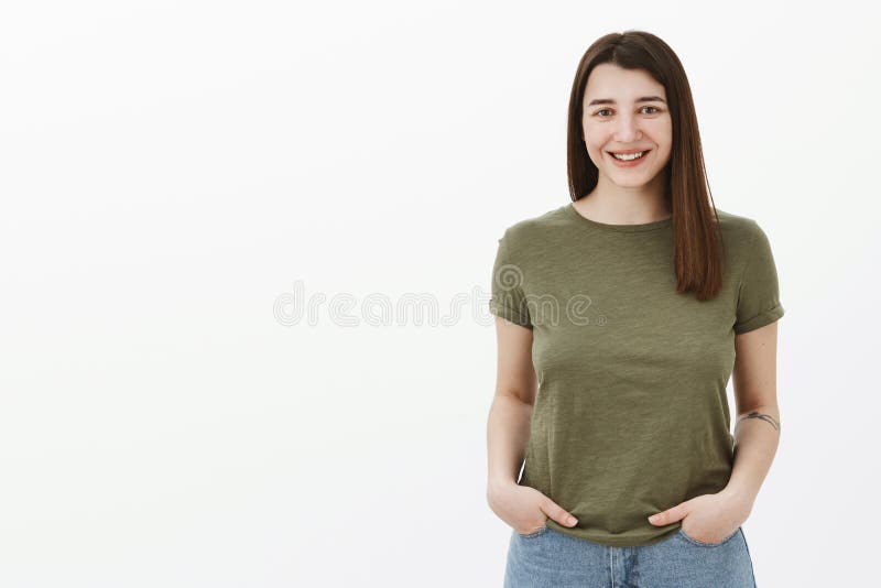 Vita-su sparata di bella femmina castana intelligente e sincera con la breve acconciatura ed il sorriso amichevole che ghignano a fotografia stock Vita-su sparata di bella femmina castana intelligente e sincera con la breve acconciatura ed il sorriso amichevole che ghignano a fotografia stock