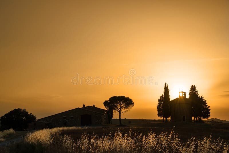 Vitaleta kapell på solnedgången, Tuscan landskap nära San Quirico D ` Orcia, Siena, Tuscany Italien royaltyfri foto Vitaleta kapell på solnedgången, Tuscan landskap nära San Quirico D ` Orcia, Siena, Tuscany Italien royaltyfri foto