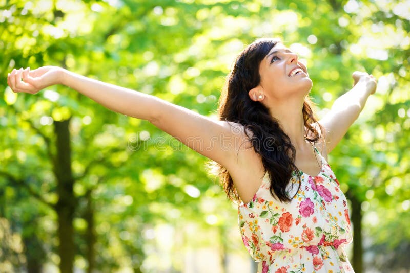 Vitalidad feliz de la mujer en parque de la primavera fotografía de archivo