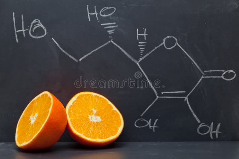 Estructuralmente fórmula de vitamina sobre el pizarra naranja.