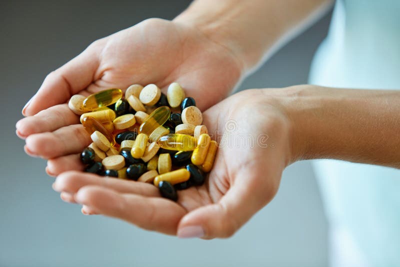 Vitamine e supplementi La donna passa in pieno delle pillole del farmaco