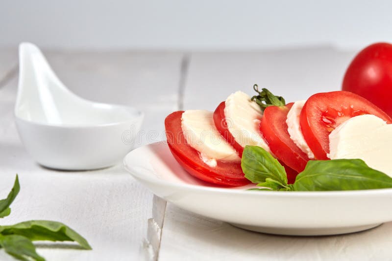 Vitaminmellanmål med den caprese tomater och mozzarellaen royaltyfri foto