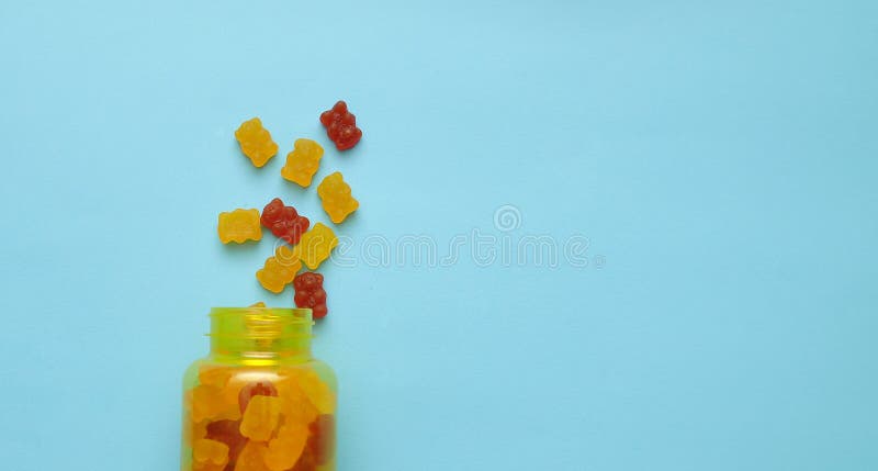 Vitamins gummikberen op blauwe achtergrond