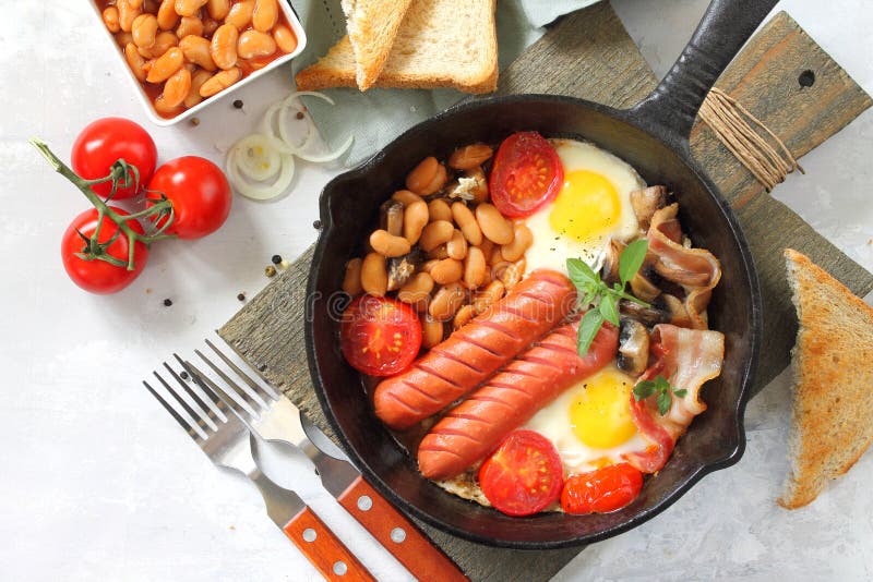 Vitaminsnack. Sallad med färska grönsaker och spenat royaltyfri fotografi