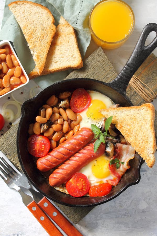 Vitaminsnack. Sallad med färska grönsaker och spenat fotografering för bildbyråer