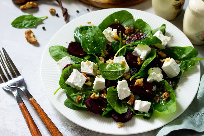 Vitaminsnack. Sallad med spinach feta-ost. arkivfoto