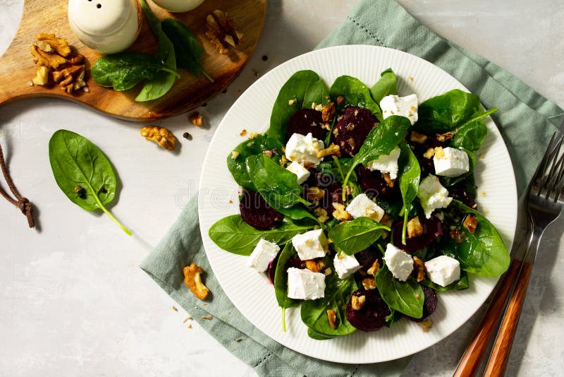 Vitaminsnack. Sallad med spinach feta-ost. royaltyfria bilder