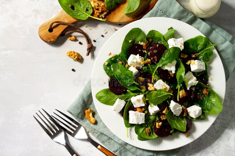 Vitaminsnack. Sallad med spinach feta-ost. fotografering för bildbyråer