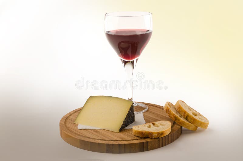 Vite rossa in un vetro con formaggio e pane 2 fotografia stock libera da diritti Vite rossa in un vetro con formaggio e pane 2 fotografia stock libera da diritti
