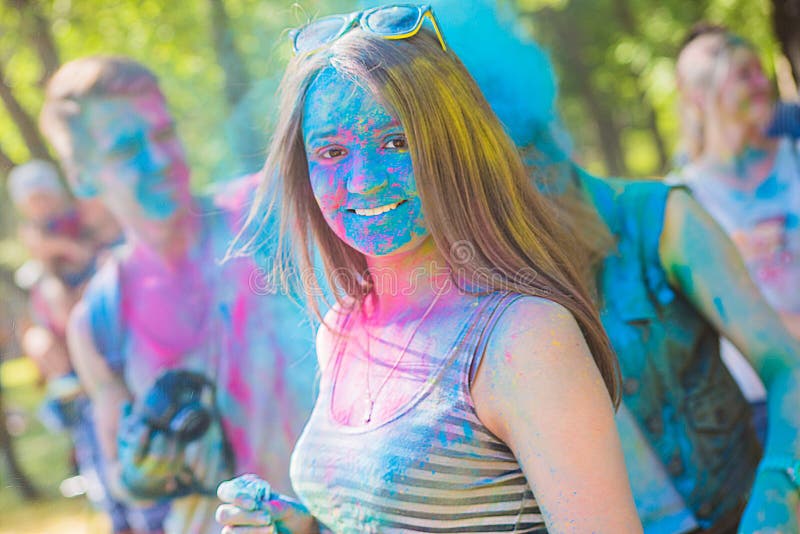 Vitebsk, Weißrussland - 4. Juli 2015: Glückliche Frauengesichtsnahaufnahme am Holi-Farbfestival stockfoto Vitebsk, Weißrussland - 4. Juli 2015: Glückliche Frauengesichtsnahaufnahme am Holi-Farbfestival stockfoto