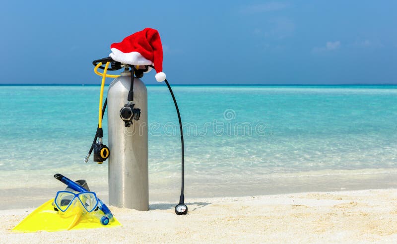 Vitesse de plongée à l'air sur la plage tropicale avec un chapeau de Noël image libre de droits Vitesse de plongée à l'air sur la plage tropicale avec un chapeau de Noël image libre de droits