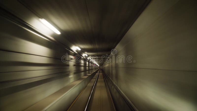 Vitesse rapide du tunnel du métro Avancement du retard banque de vidéos