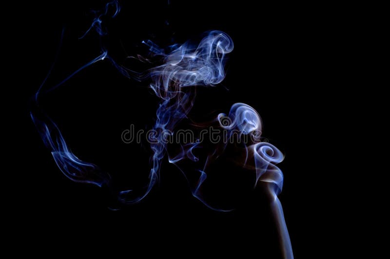 Viticci viola astratti del fumo di gray blu in aria sul backgro nero immagine stock Viticci viola astratti del fumo di gray blu in aria sul backgro nero immagine stock