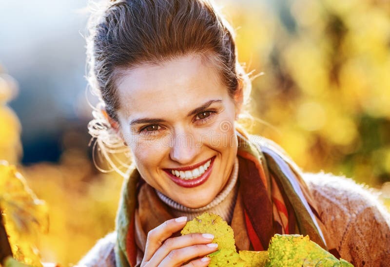 Viticoltore della donna che ispeziona le viti nella vigna di autunno fotografie stock Viticoltore della donna che ispeziona le viti nella vigna di autunno fotografie stock