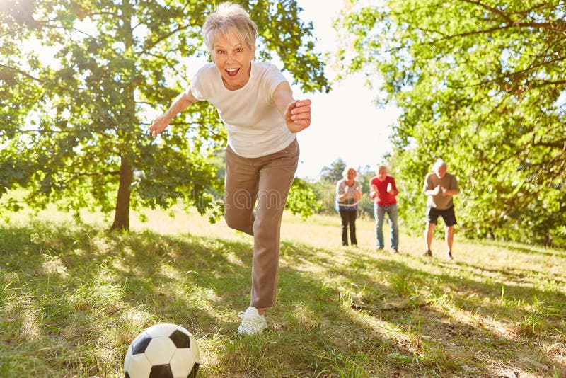 Pessoas Idosas Celebrando Após Marcar Um Gol Enquanto Jogavam Futebol Foto  de Stock - Imagem de povos, lifestyle: 212071200