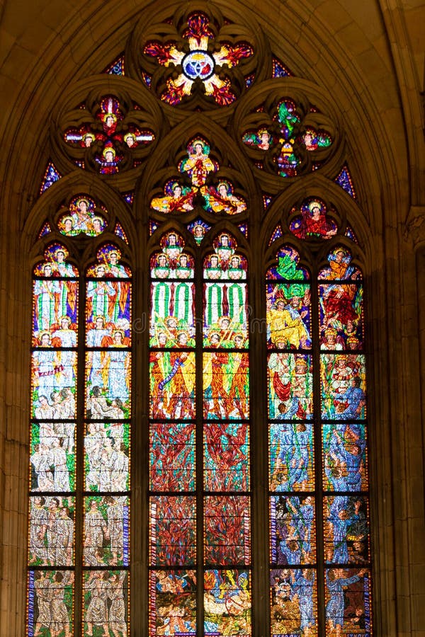 Vitral desde adentro en St Vitus Cathedral, en Praga imagen de archivo Vitral desde adentro en St Vitus Cathedral, en Praga imagen de archivo