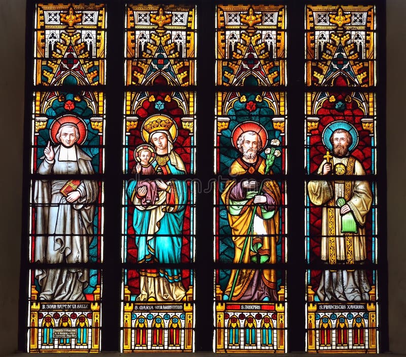 Vitral en la iglesia de Elisabeth del santo imagen de archivo libre de regalías Vitral en la iglesia de Elisabeth del santo imagen de archivo libre de regalías