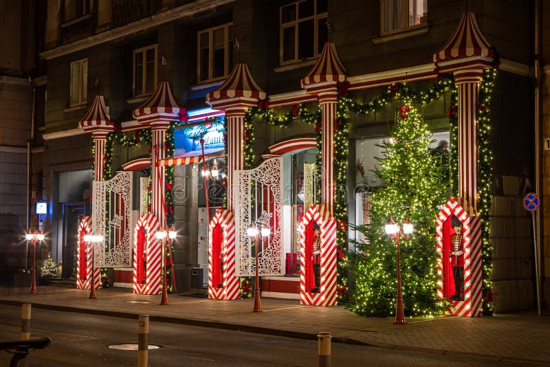 Vitrine De Fête à La Décoration De Noël Photo stock éditorial - Image du  lanterne, trottoir: 167438893