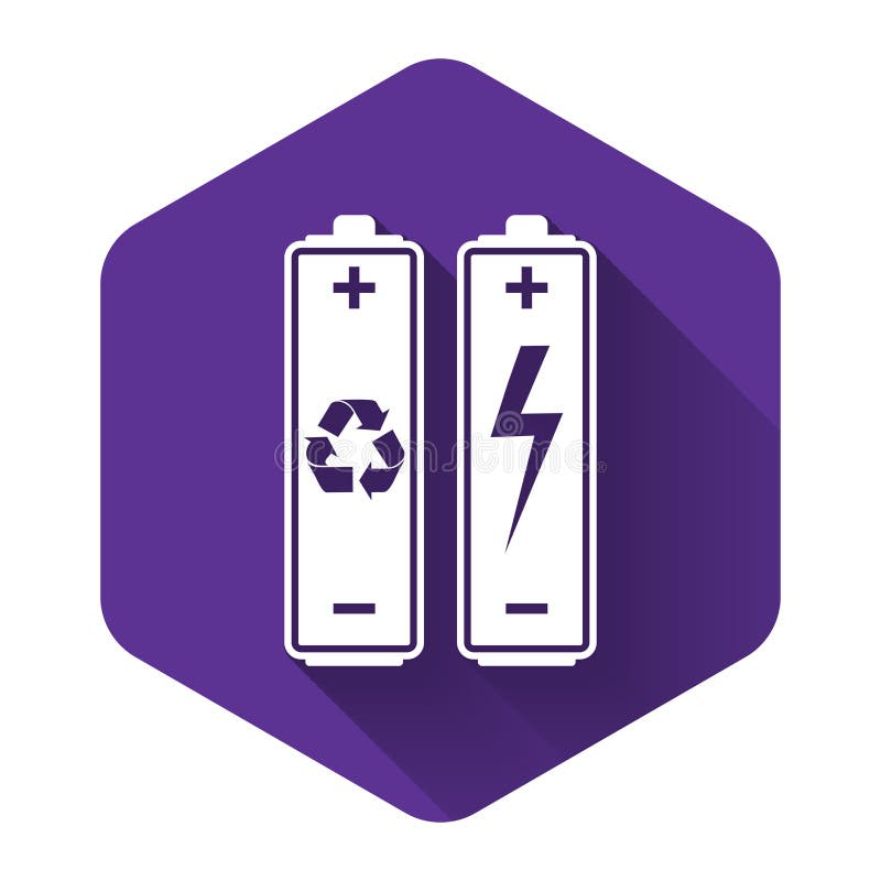Vitt batteri med en återvinningssymbol för begreppet förnybar energi isolerat med lång skugga. lila hexagon-knapp vektor illustrationer