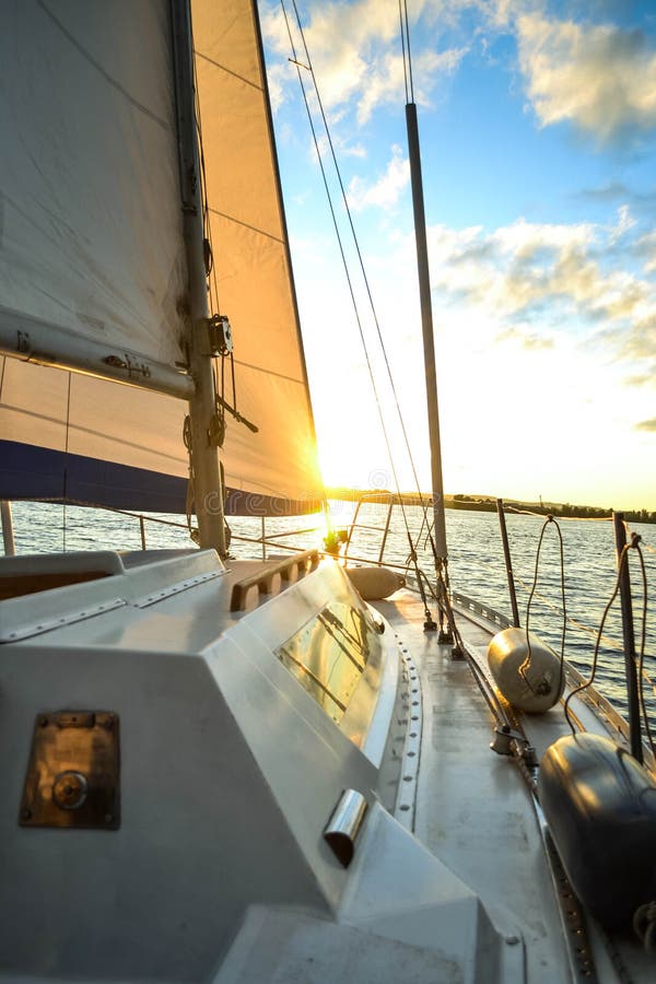 Vitt däck av en yacht på solnedgånggryning arkivbilder