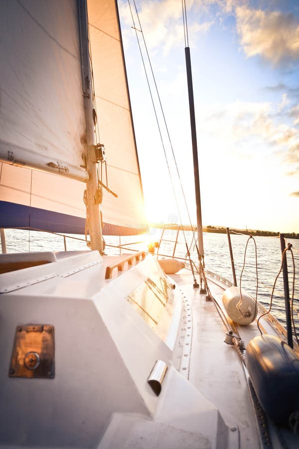 Vitt däck av en yacht på solnedgånggryning royaltyfri bild