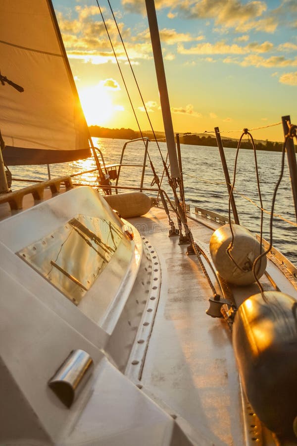 Vitt däck av en yacht under solnedgång royaltyfri fotografi