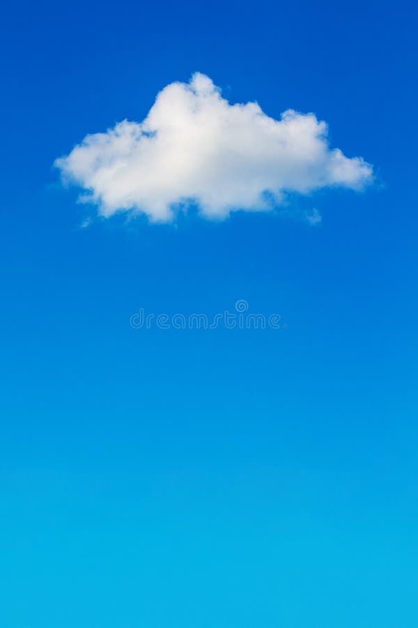 Vitt fluffigt moln på en blå himmel, vertikal format_ arkivfoton Vitt fluffigt moln på en blå himmel, vertikal format_ arkivfoton