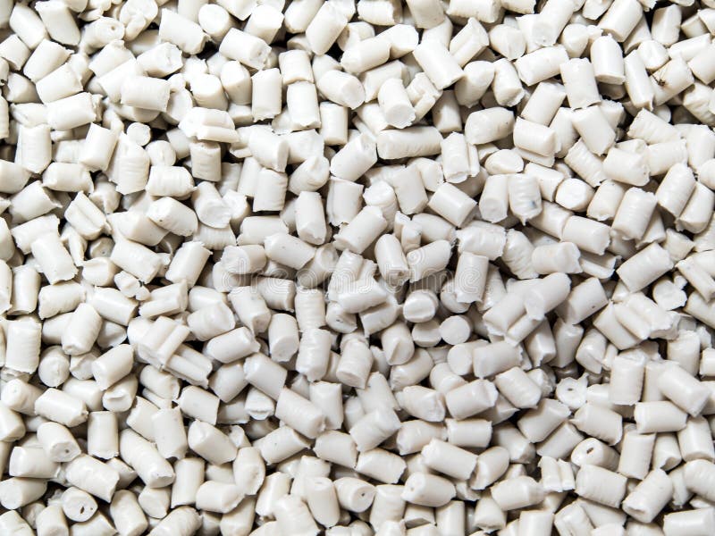 Vitt korn av remelt plast- återanvändande kulor royaltyfri bild Vitt korn av remelt plast- återanvändande kulor royaltyfri bild