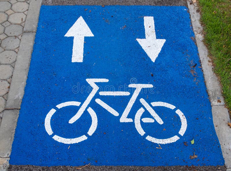 Vitt målat cykeltecken på blå bakgrund royaltyfria bilder Vitt målat cykeltecken på blå bakgrund royaltyfria bilder