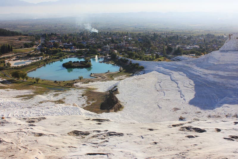 Vitt Pamukkale landskap i Denizli Turkiet arkivfoto Vitt Pamukkale landskap i Denizli Turkiet arkivfoto