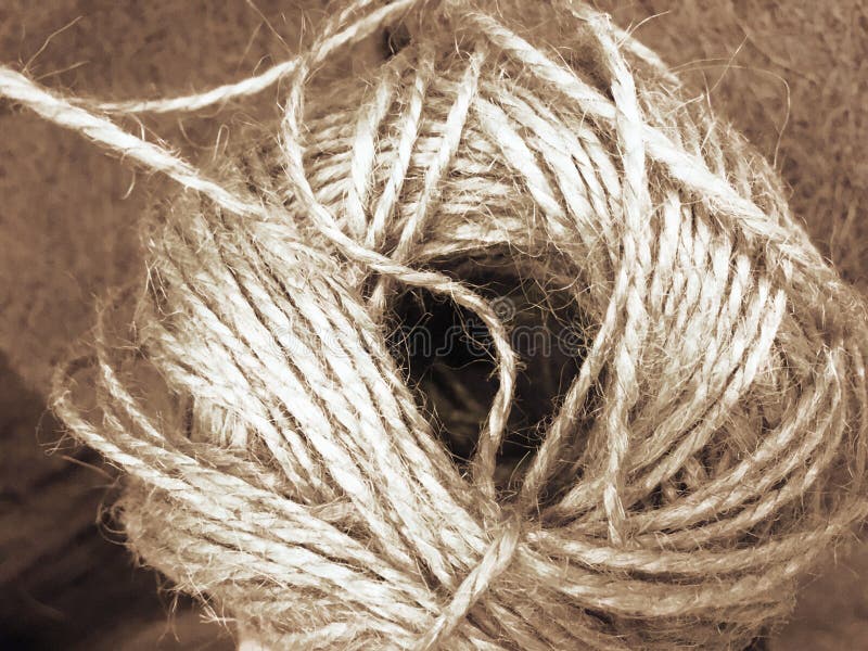Vitt rep och att texturera - det rullade ihop vita repet på en högt texturerad träbakgrund Nautically themed studionärbild royaltyfri foto Vitt rep och att texturera - det rullade ihop vita repet på en högt texturerad träbakgrund Nautically themed studionärbild royaltyfri foto