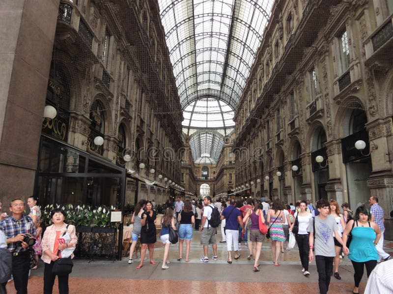 Un paseo lo largo de, la mayoría compras calles en la ciudad, elección de hermoso la ropa, calzado accesorios, compras es un material de suenos.