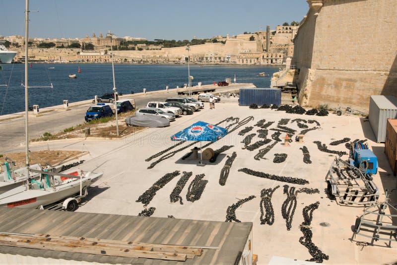 Vittoriosa, Μάλτα, Αύγουστος 2019 Αλυσίδες αγκύρωσης του πλοίου κατά την ξήρανση μετά το χρωματισμό στοκ εικόνες με δικαίωμα ελεύθερης χρήσης Vittoriosa, Μάλτα, Αύγουστος 2019 Αλυσίδες αγκύρωσης του πλοίου κατά την ξήρανση μετά το χρωματισμό στοκ εικόνες με δικαίωμα ελεύθερης χρήσης
