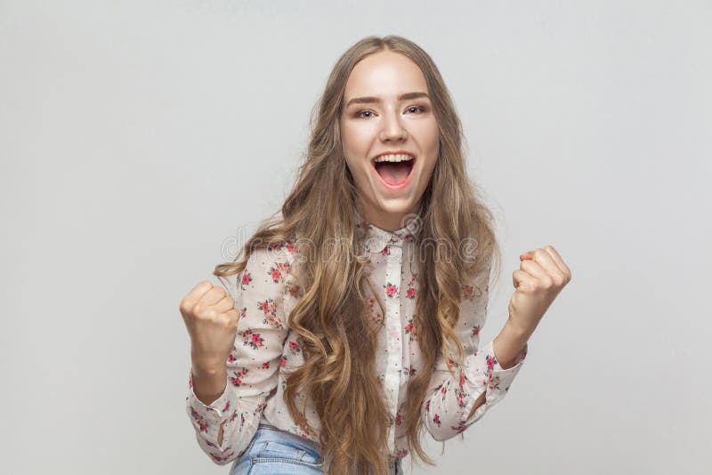Vitória! O grito louro emocional da mulher e tem um olhar da felicidade e fotos de stock Vitória! O grito louro emocional da mulher e tem um olhar da felicidade e fotos de stock