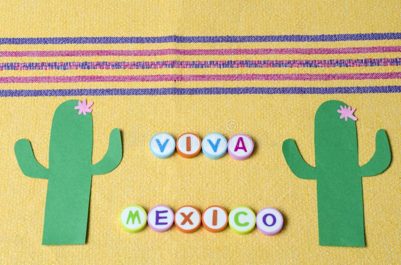 Viva Mexico fez das letras coloridas e do cacto de papel verde Viva Mexico fez das letras coloridas e do cacto de papel verde
