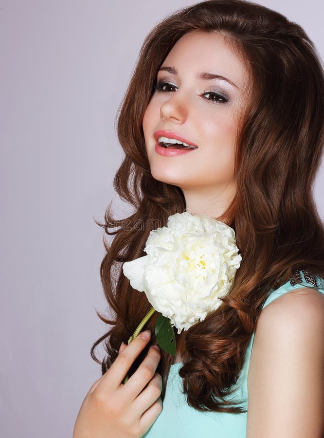 vivacité Femme heureuse avec le sourire de fleur de pivoine photo stock vivacité Femme heureuse avec le sourire de fleur de pivoine photo stock