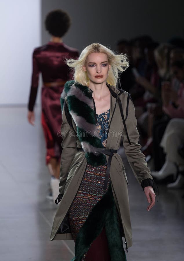 Vivienne Hu spadek, zimy kolekcja podczas Nowy Jork mody tygodnia/ obraz stock Vivienne Hu spadek, zimy kolekcja podczas Nowy Jork mody tygodnia/ obraz stock