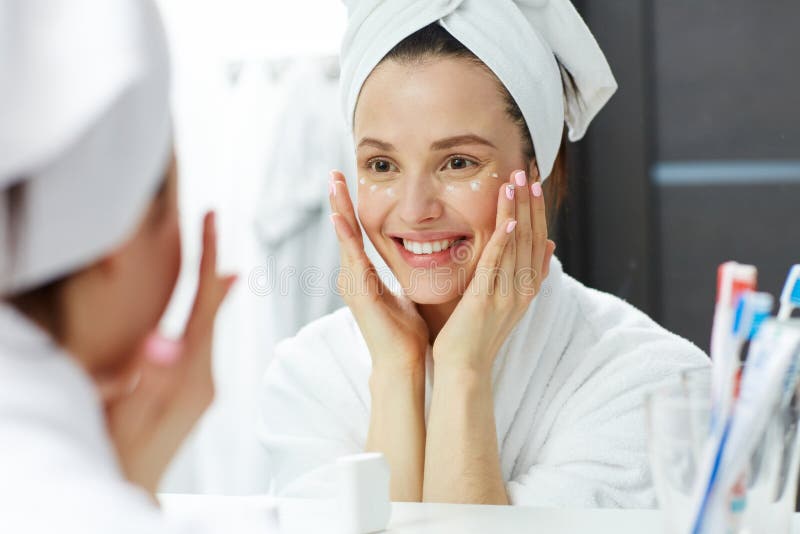 Viziare la crema dell'occhio immagini stock Viziare la crema dell'occhio immagini stock