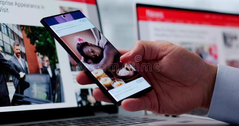 Vizionarea Articolului De Știri Online Pe Telefon Mobil Și Pe Laptop stock images