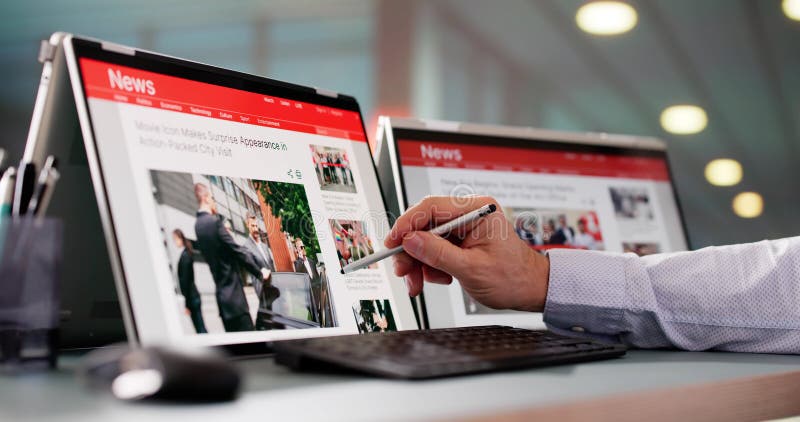 Vizionarea Știrilor Pe Ecran. Citire site web ziar stock photography