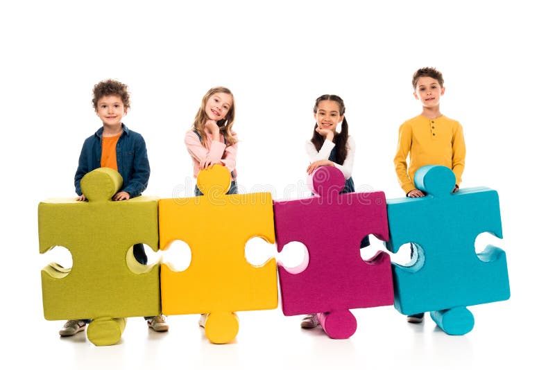 Vizualizare completă a copiilor cu puzzle-uri colorate pe alb. stock image