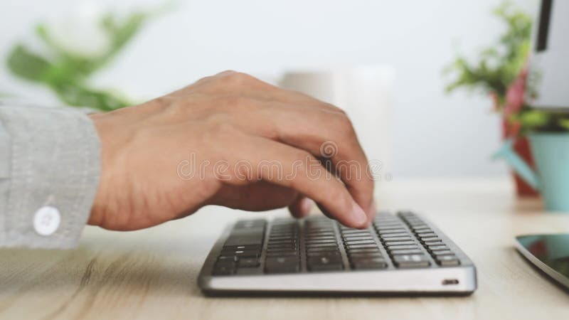 Vizualizați persoane din mediul de afaceri apropiate, care tastează pe desktop-ul de la tastatură stock video