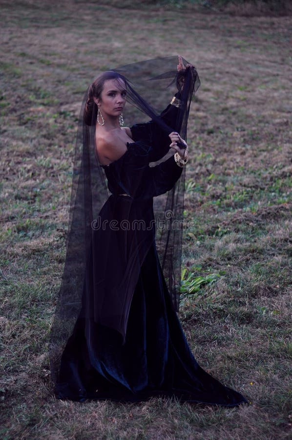 Viúva nova que veste o véu preto imagem de stock Viúva nova que veste o véu preto imagem de stock