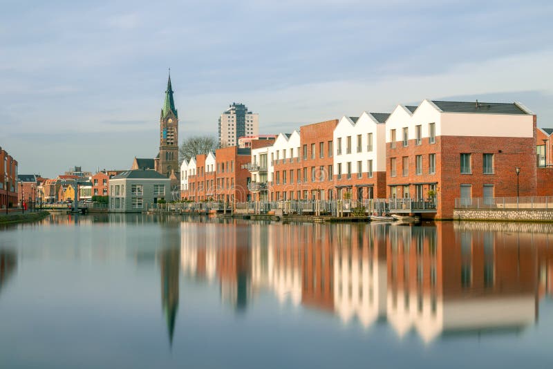 Vlaardingen, Paesi Bassi - 9 aprile 2018: vista del Buizengat fotografia stock libera da diritti Vlaardingen, Paesi Bassi - 9 aprile 2018: vista del Buizengat fotografia stock libera da diritti