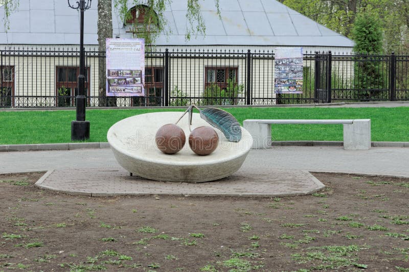 Vladimir, Rússia - 6 de maio 2018 Monumento à cereja de Vladimir na plataforma de observação do monte de Spassky fotos de stock Vladimir, Rússia - 6 de maio 2018 Monumento à cereja de Vladimir na plataforma de observação do monte de Spassky fotos de stock