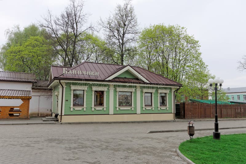 Vladimir, Rússia - 6 de maio 2018 Panquecas do café na rua 6B de Spasskaya imagens de stock Vladimir, Rússia - 6 de maio 2018 Panquecas do café na rua 6B de Spasskaya imagens de stock