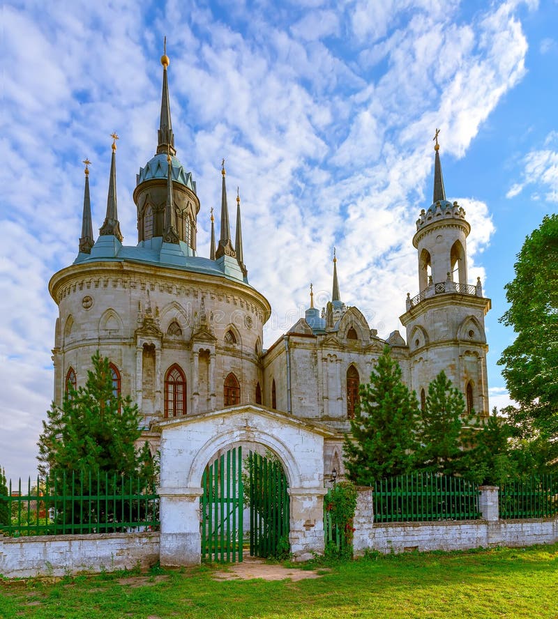 Vladimirkyrkan av guds mor är ett berömt monument över det rysk-pseudogotiska 300-talet i byn byk