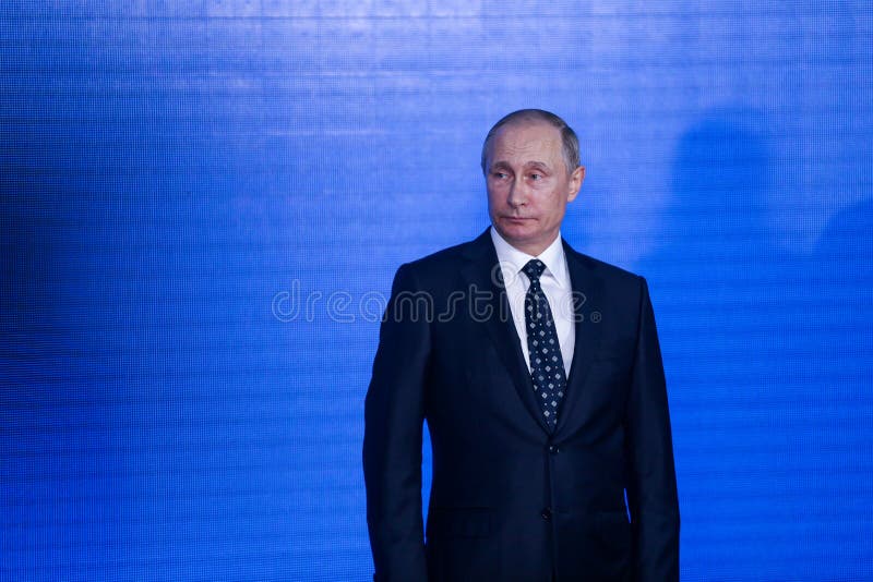 Vladivostok, Primorsky Krai - de Mensen wandelen op een warme de herfstdag langs de Sportendijk en bewonderen de mooie zonsonderg royalty-vrije stock afbeeldingen Vladivostok, Primorsky Krai - de Mensen wandelen op een warme de herfstdag langs de Sportendijk en bewonderen de mooie zonsonderg royalty-vrije stock afbeeldingen