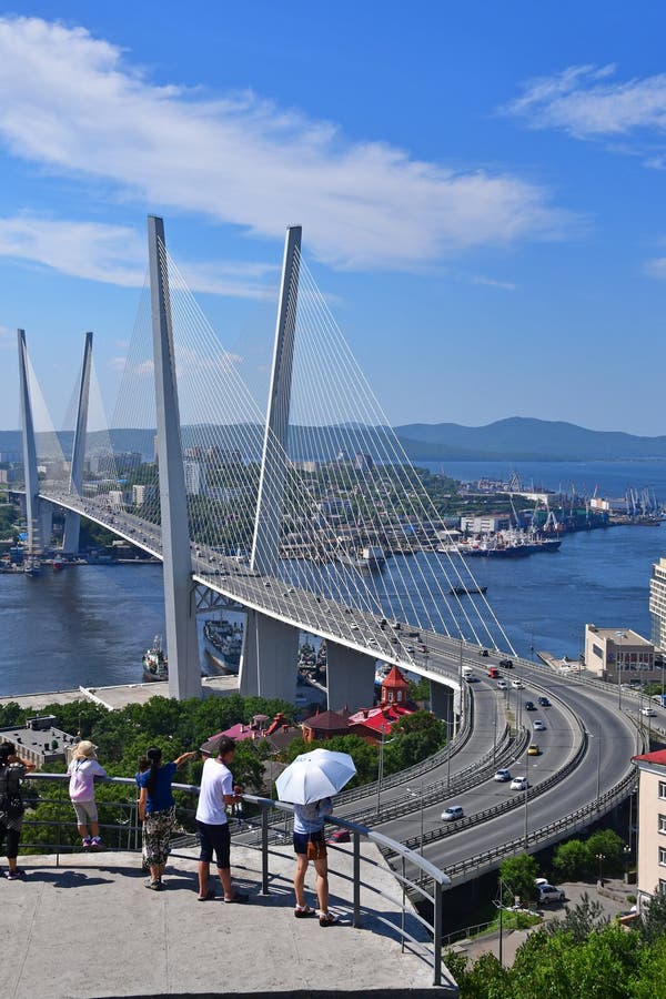 Vladivostok, Russia, 30 agosto 2018 I turisti guardano il ponte sulla baia del Corno d'Oro fotografia stock libera da diritti Vladivostok, Russia, 30 agosto 2018 I turisti guardano il ponte sulla baia del Corno d'Oro fotografia stock libera da diritti