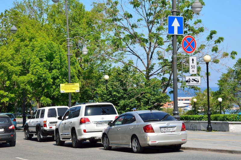 Vladivostok, Russia, 03 giugno, 2016 le automobili non hanno parcheggiato nell'ambito di un segno proibente fermata sulla via di fotografia stock libera da diritti Vladivostok, Russia, 03 giugno, 2016 le automobili non hanno parcheggiato nell'ambito di un segno proibente fermata sulla via di fotografia stock libera da diritti